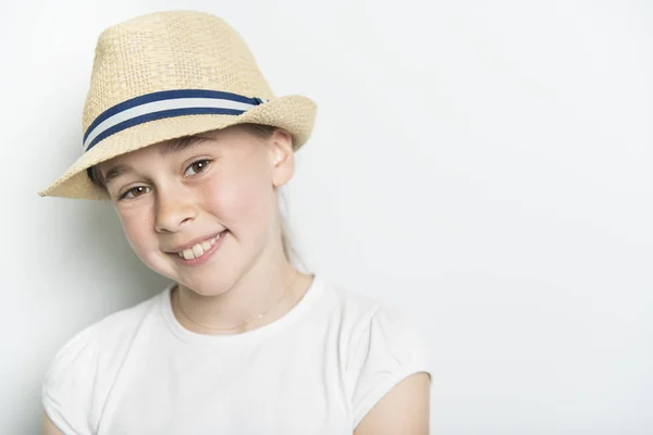 Portret dziewczyna ładna, pewnie 9 lat, na białym tle na białym kapeluszu — Zdjęcie stockowe