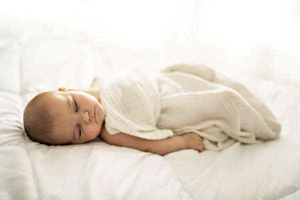 4 miesiąca dziecko śpi na białym łóżku w domu — Zdjęcie stockowe