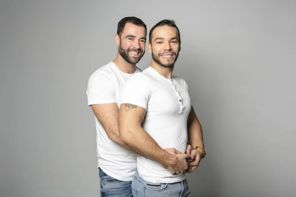 Ομοφυλόφιλο ζευγάρι πάνω σε λευκό φόντο σε στούντιο — Φωτογραφία Αρχείου