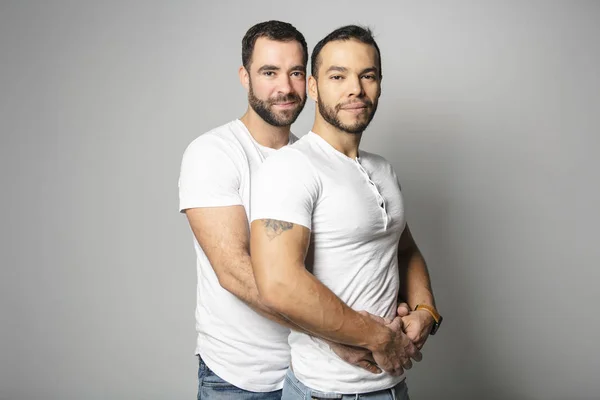 Homosexuella par över en vit bakgrund på studio — Stockfoto