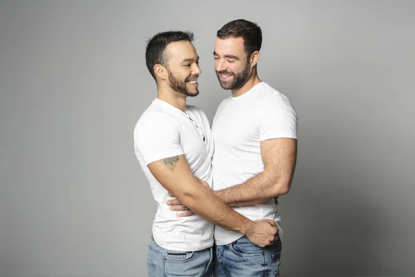 Casal homossexual sobre um fundo branco no estúdio — Fotografia de Stock