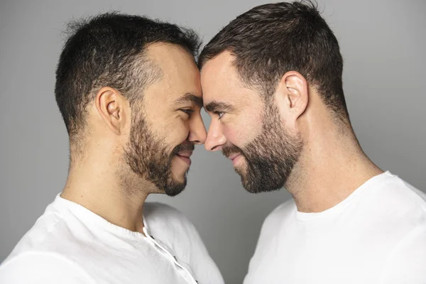 Homosexuelles Paar vor weißem Hintergrund im Studio — Stockfoto