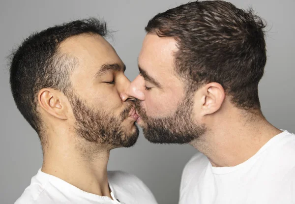 Homosexuella par över en vit bakgrund på studio — Stockfoto