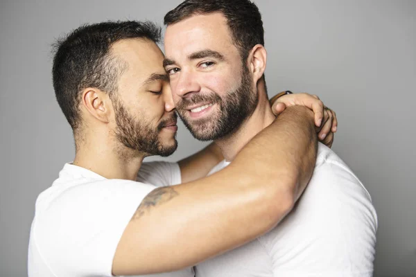 Couple homosexuel sur un fond blanc sur studio — Photo