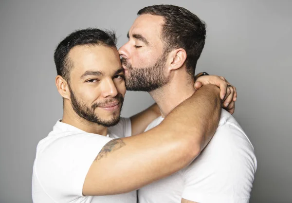 Couple homosexuel sur un fond blanc sur studio — Photo