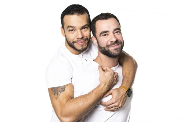 Les jeunes homosexuels couple gay s'aiment sur un fond blanc . — Photo