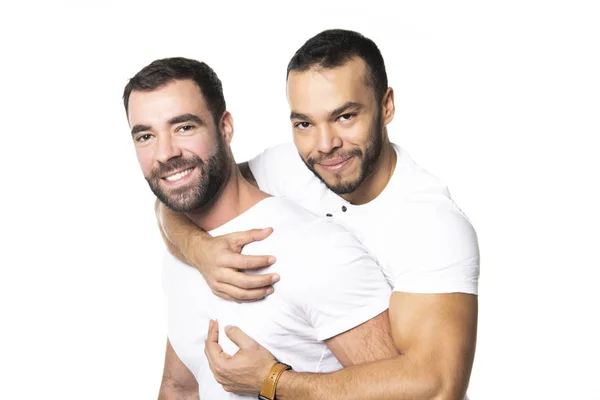 Fiatal homoszexuálisok meleg pár szeretik egymást, egy fehér háttér. — Stock Fotó