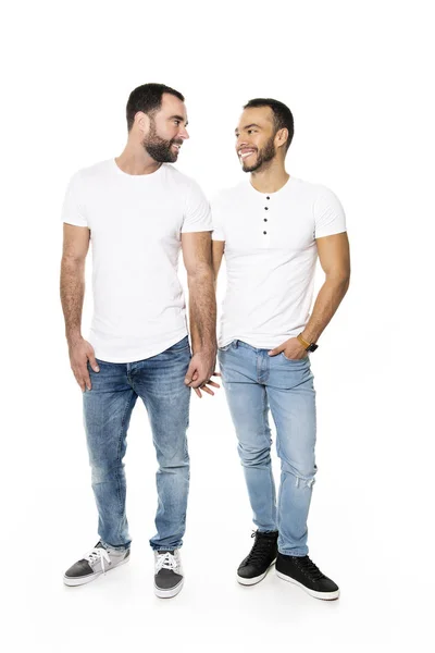 Νέοι ομοφυλόφιλοι γκέι ζευγάρι αγαπιούνται σε λευκό φόντο. — Φωτογραφία Αρχείου