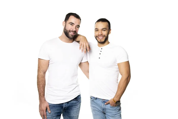 Jonge homoseksuelen homo paar hou elkaar op een witte achtergrond. — Stockfoto