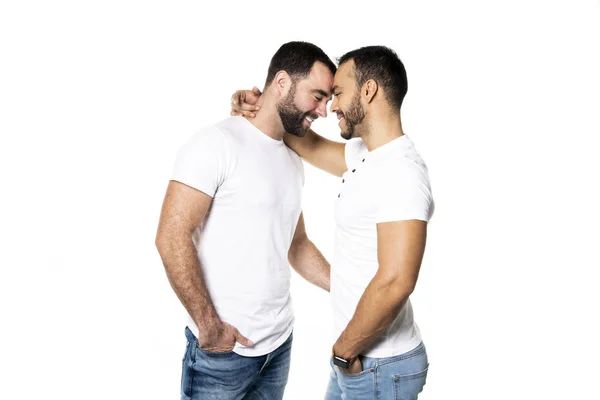 Junge Homosexuelle homosexuelle Paare lieben einander auf einem weißen Hintergrund. — Stockfoto