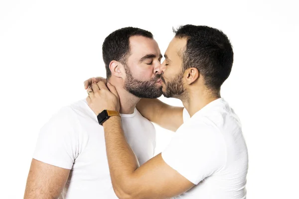 Junge Homosexuelle homosexuelle Paare lieben einander auf einem weißen Hintergrund. — Stockfoto