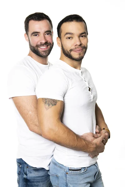 Les jeunes homosexuels couple gay s'aiment sur un fond blanc . — Photo