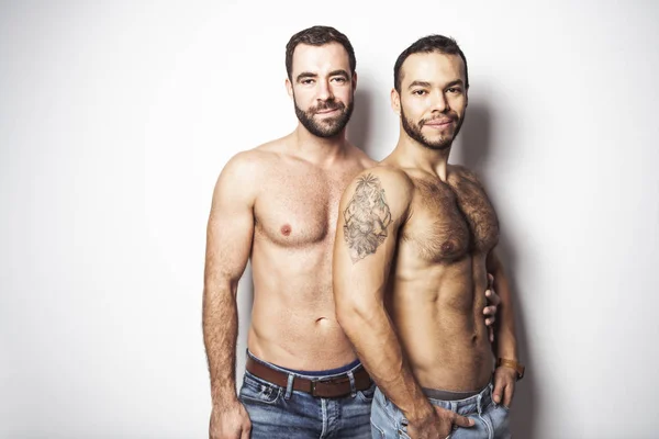 Молоді гомосексуалісти гей-пара люблять один одного на білому тлі . — стокове фото