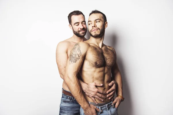 Para gejów młodych homoseksualistów kochać siebie nawzajem na białym tle. — Zdjęcie stockowe