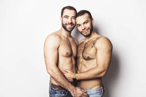 Homosexuální pár mladých homosexuálů milují jeden druhého na bílém pozadí. — Stock fotografie