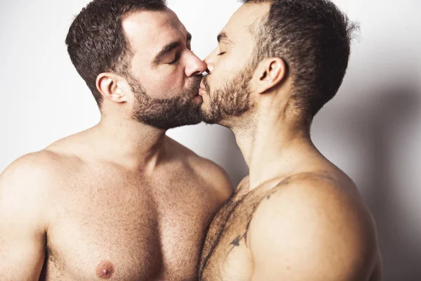 Jovens homossexuais gay casal amor uns aos outros em um fundo branco . — Fotografia de Stock