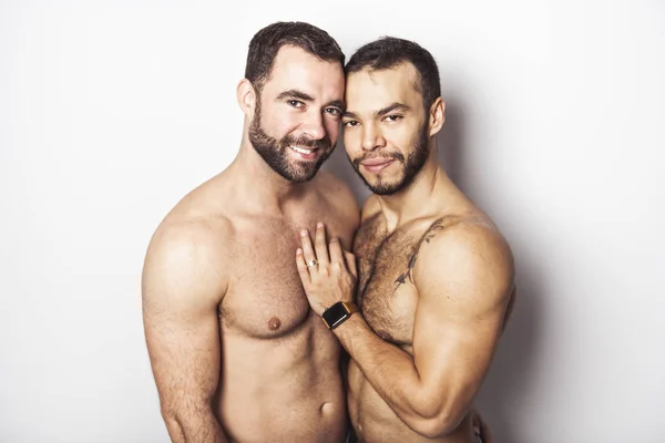 Homosexuální pár mladých homosexuálů milují jeden druhého na bílém pozadí. — Stock fotografie