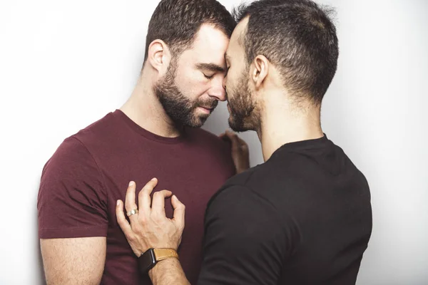 Jovens homossexuais gay casal amor uns aos outros em um fundo branco . — Fotografia de Stock