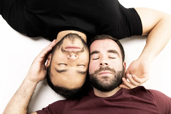 Unga homosexuella gay par älskar varandra på en vit bakgrund. — Stockfoto