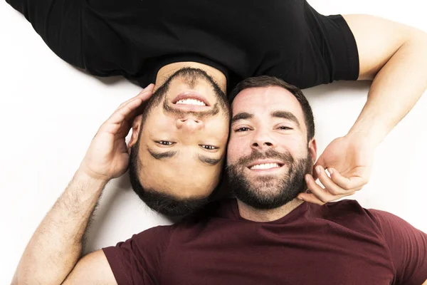 Les jeunes homosexuels couple gay s'aiment sur un fond blanc . — Photo