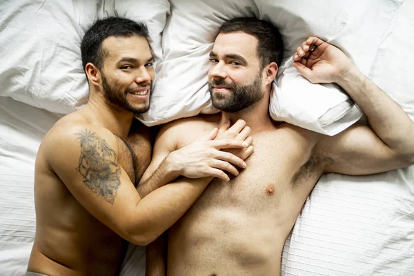 Un bello gay gli uomini coppia su letto insieme — Foto Stock