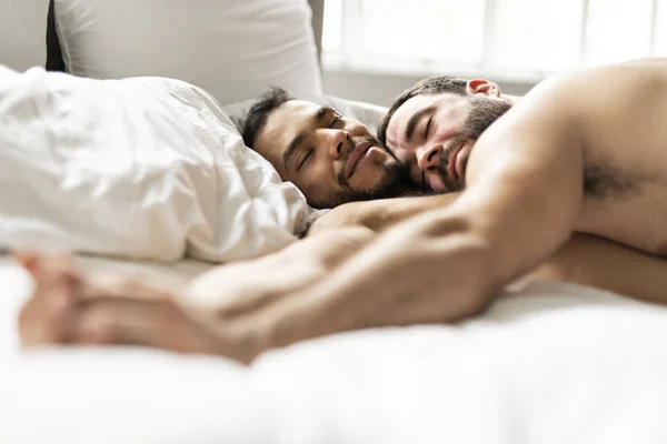 Een knappe homo paar samen op bed — Stockfoto