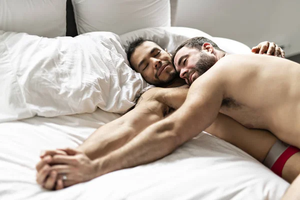 En stilig homosexuella par på sängen tillsammans — Stockfoto