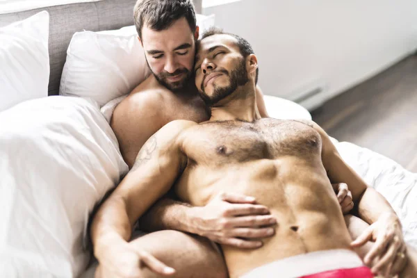 Un bello gay gli uomini coppia su letto insieme — Foto Stock