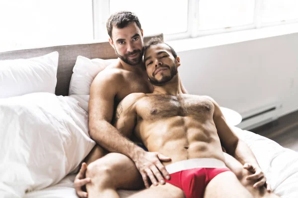 Um bonito gay homens casal no cama juntos — Fotografia de Stock