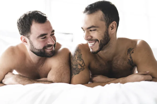 잘생긴 게이 남자 커플 침대에 함께 — 스톡 사진