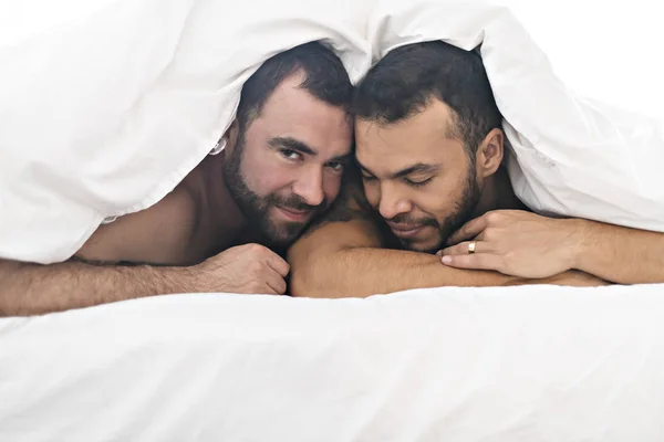 En stilig homosexuella par på sängen tillsammans — Stockfoto