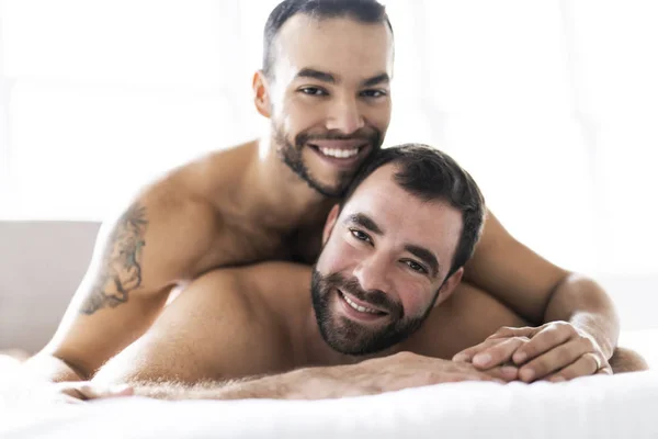 Een knappe homo paar samen op bed — Stockfoto