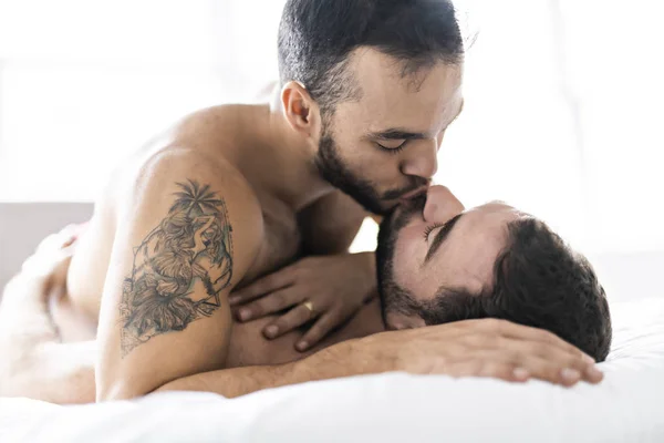 Yakışıklı bir homoseksüel erkekler yatakta birlikte çift — Stok fotoğraf