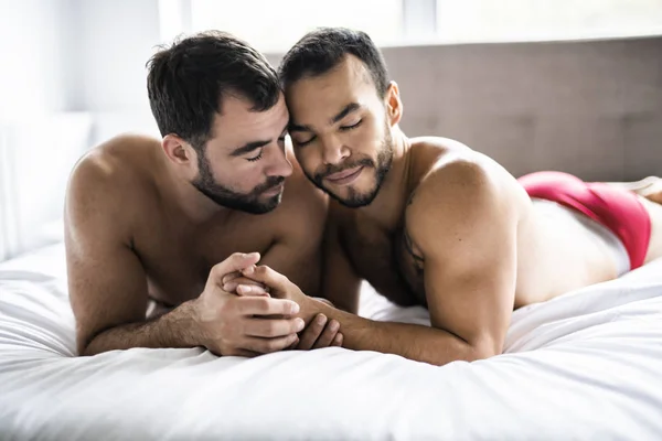 Um bonito gay homens casal no cama juntos — Fotografia de Stock