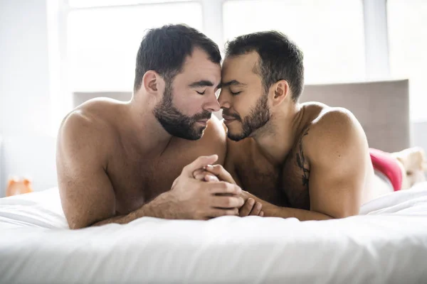 Pohledný gay muži pár na posteli dohromady — Stock fotografie