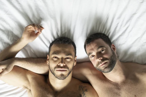 Pohledný gay muži pár na posteli dohromady — Stock fotografie