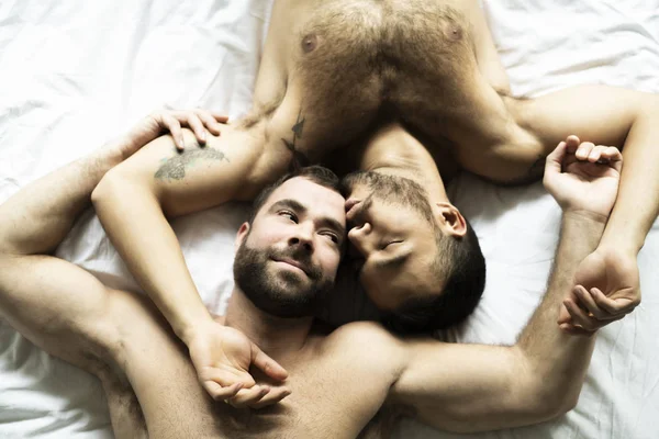 Un beau gay les hommes couple sur lit ensemble — Photo