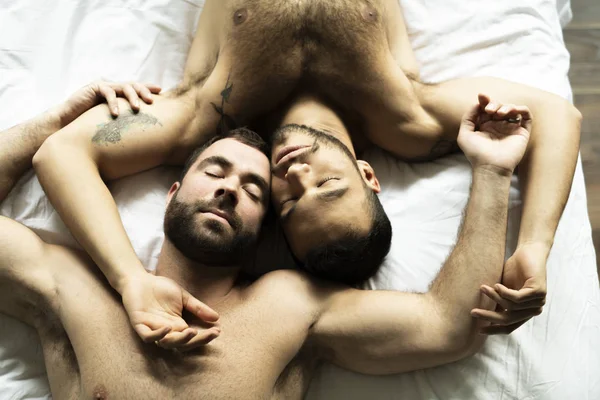Yakışıklı bir homoseksüel erkekler yatakta birlikte çift — Stok fotoğraf