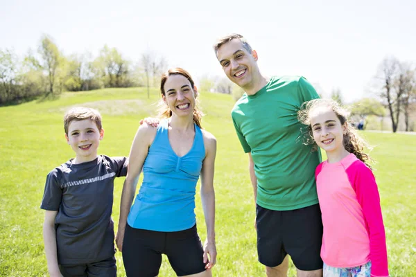 Pais com crianças esporte correndo juntos fora — Fotografia de Stock