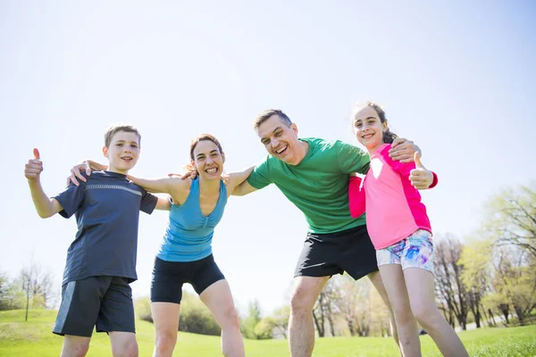 Parents avec enfants sport courir ensemble à l'extérieur — Photo