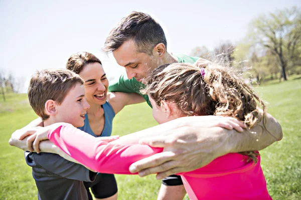 Parents avec enfants sport courir ensemble à l'extérieur — Photo