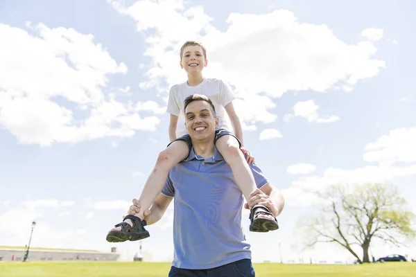 Pai e filho brincando juntos na natureza verde — Fotografia de Stock