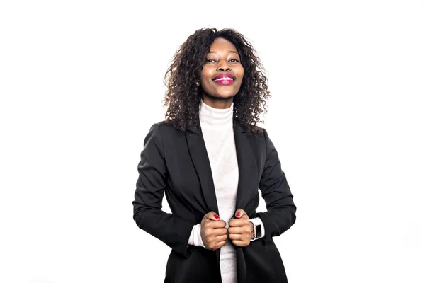 Negro mujer de negocios posa para un retrato en estudio blanco — Foto de Stock