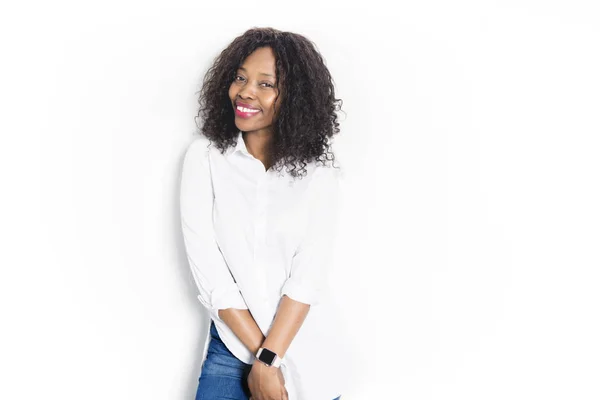 Güzel siyah afro amerikan stüdyo beyaz arka plan üzerinde — Stok fotoğraf