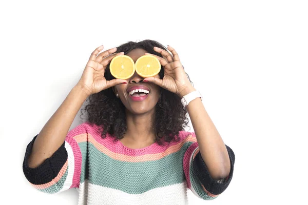 Preto mulher segurando laranja fruta perto do olho — Fotografia de Stock