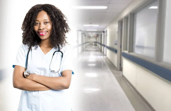 Glücklich afrikanische Arzt-Praktikant-Arzt auf Studio weiß — Stockfoto