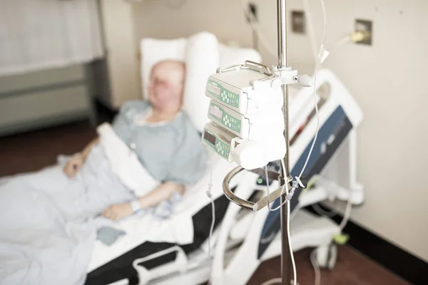 Kvinna i sjukhussäng lider av cancer — Stockfoto
