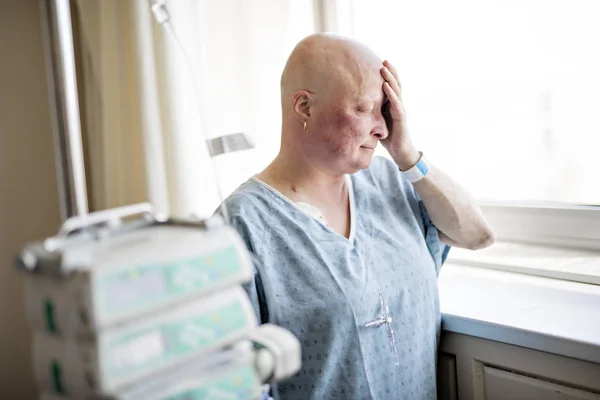 Una mujer en el hospital que sufre de cáncer —  Fotos de Stock