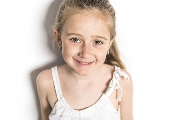 Hermoso pequeño modelo de moda niño sobre fondo blanco — Foto de Stock