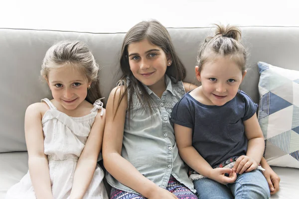 Melhores amigos irmã menina no sofá se divertindo — Fotografia de Stock